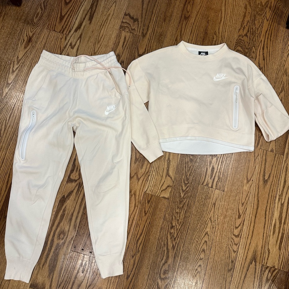 Nike women Cream Jogger Set